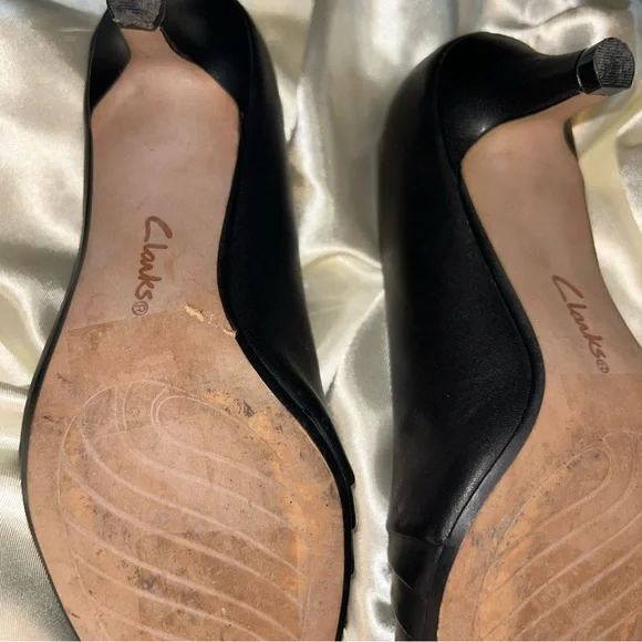 Clarks Women's Black Leather Heels - Picture 8 of 9